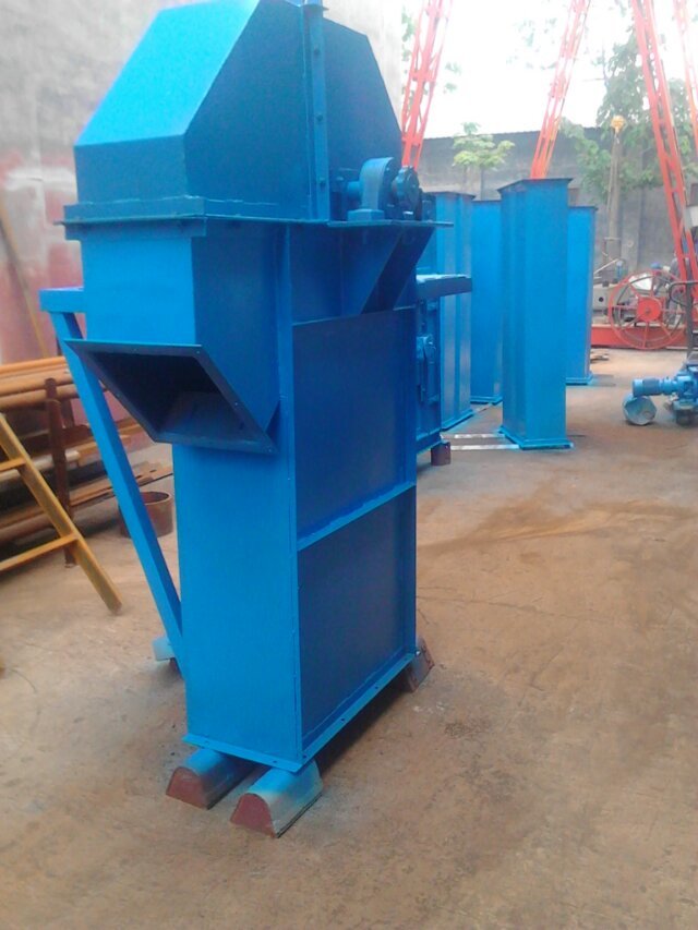 垂直斗式提升機故障的主要原因是物料有一定的打結現象(垂直斗式提升機 化工不銹鋼上料機)